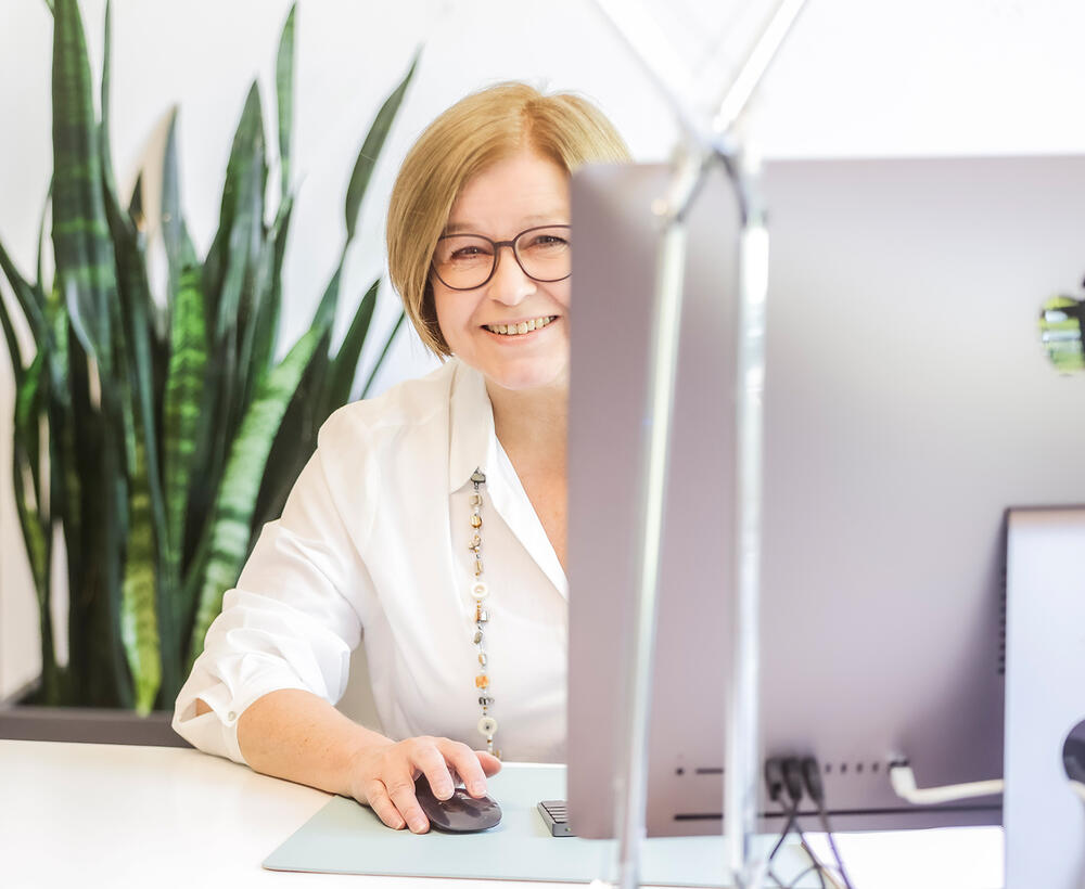 Ilona Hirth an ihrem Arbeitsplatz hinter dem Monitor